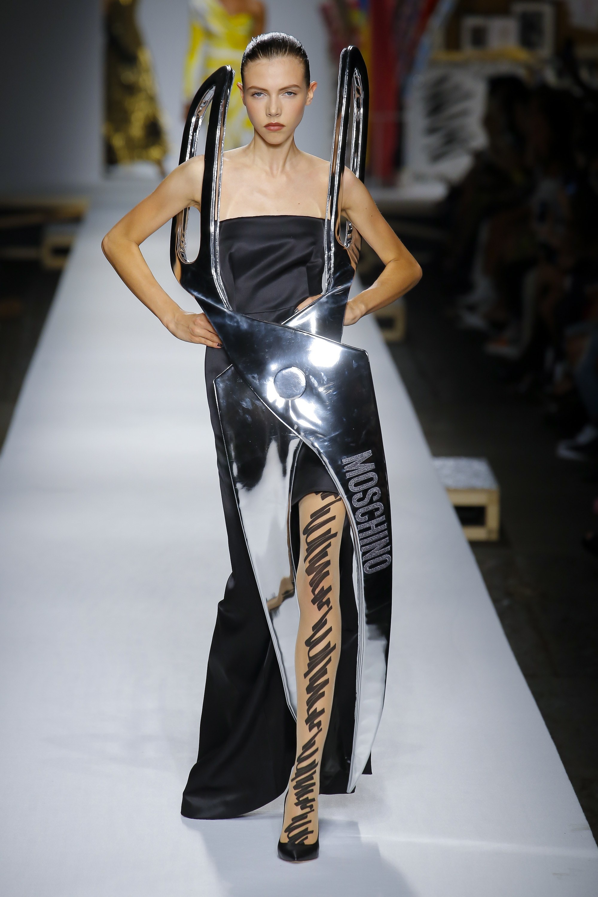 Gigi Hadid lam vedette strong show Moschino anh 9