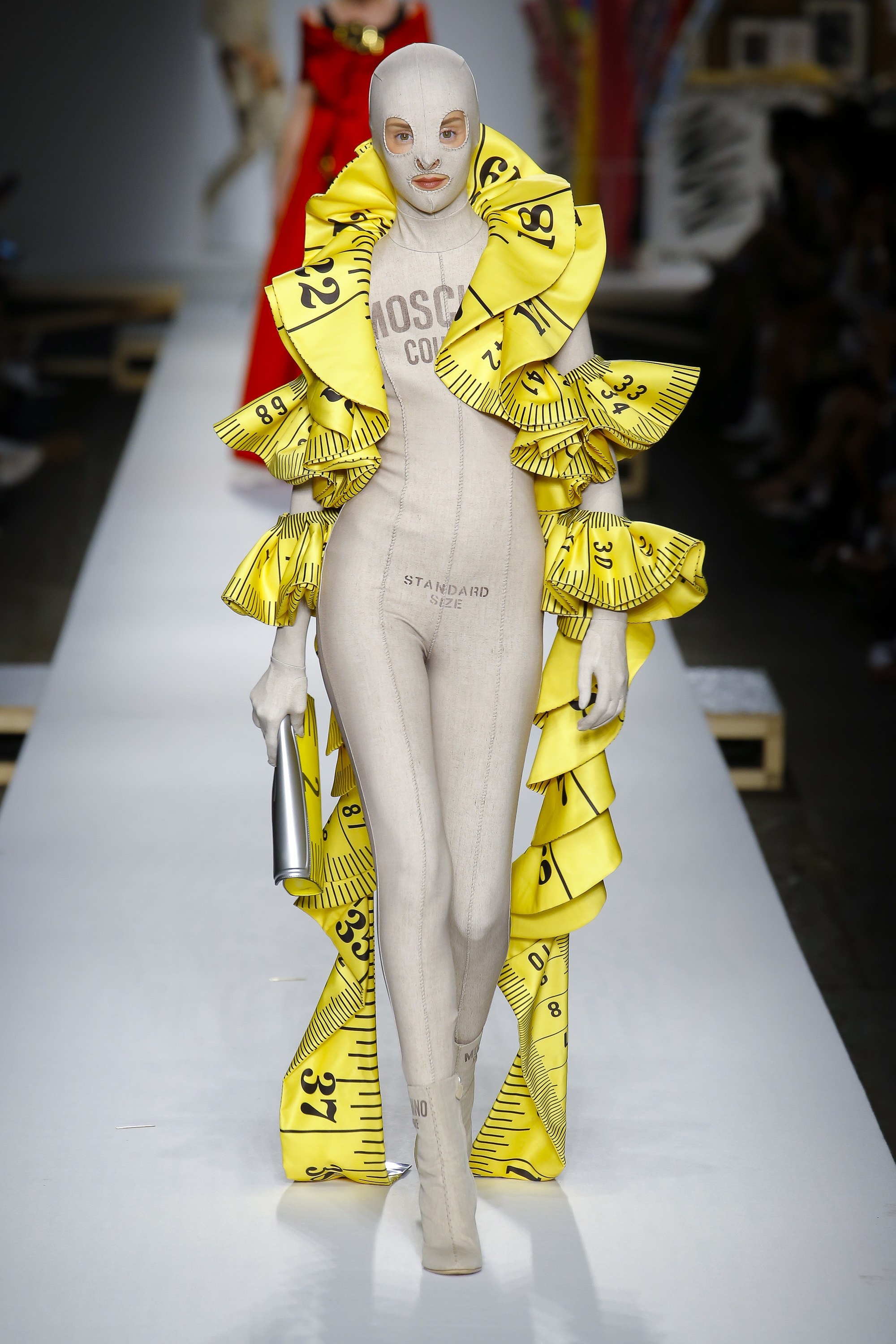 Gigi Hadid lam vedette strong show Moschino anh 10