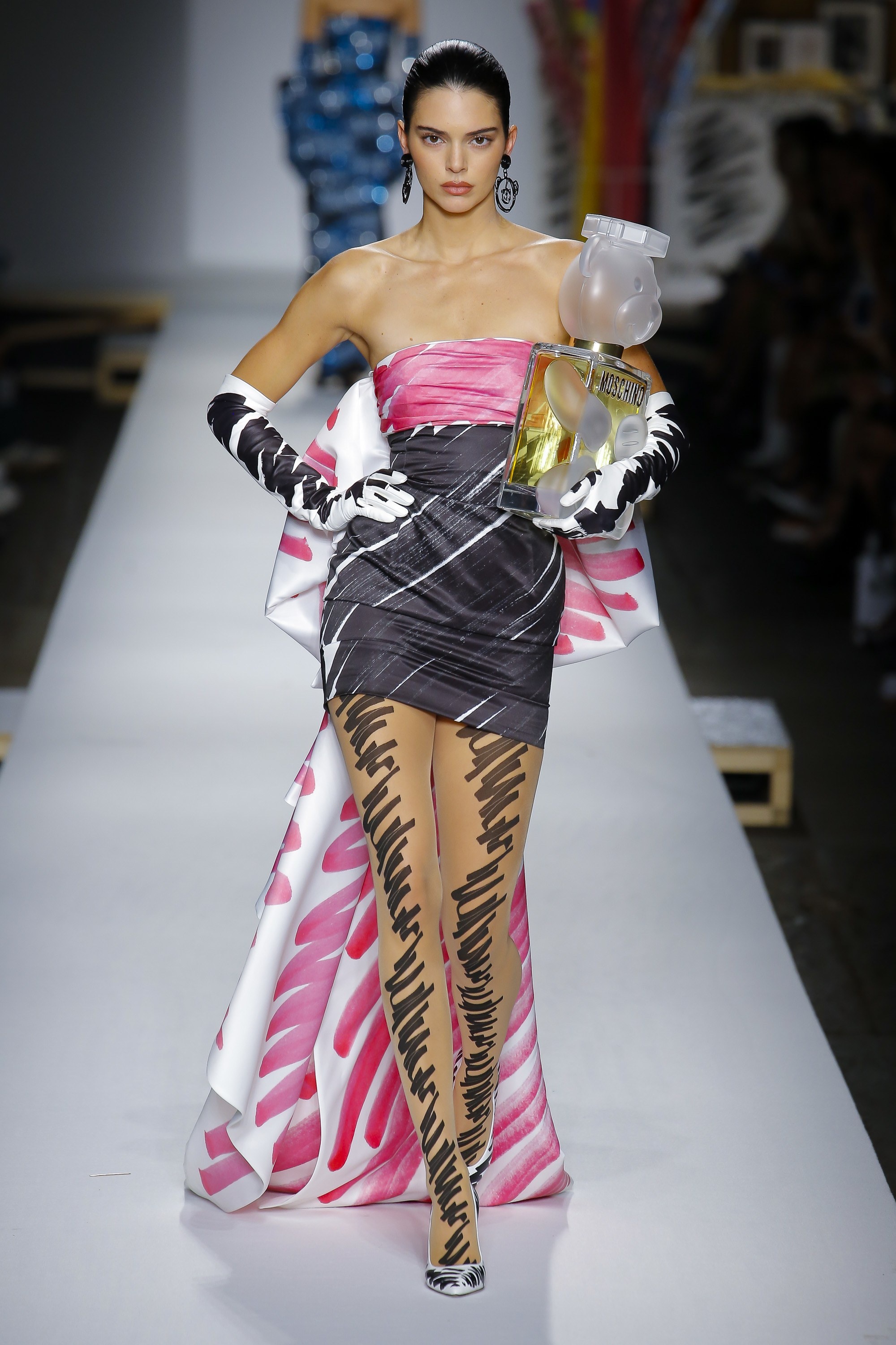 Gigi Hadid lam vedette strong show Moschino anh 11
