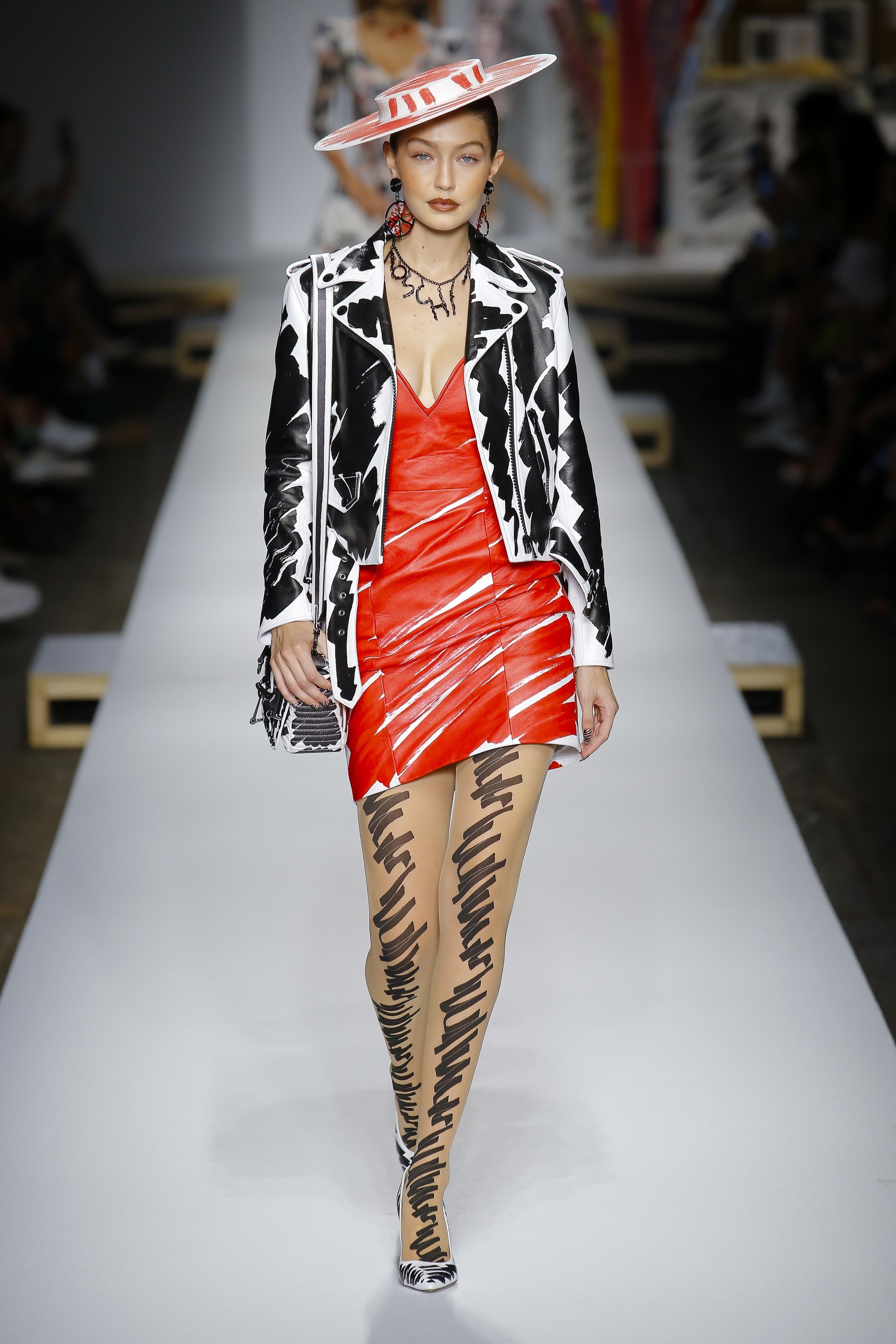 Gigi Hadid lam vedette strong show Moschino anh 6