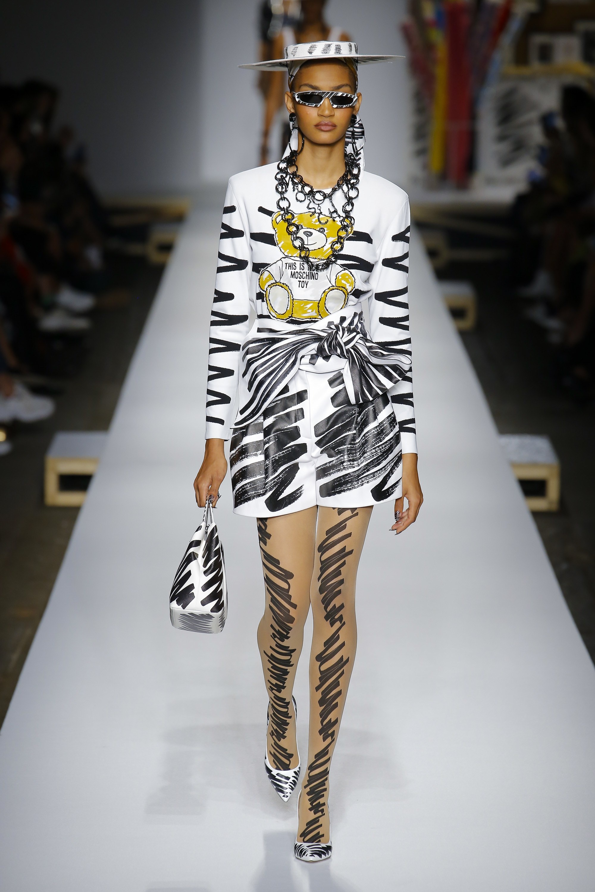 Gigi Hadid lam vedette strong show Moschino anh 7