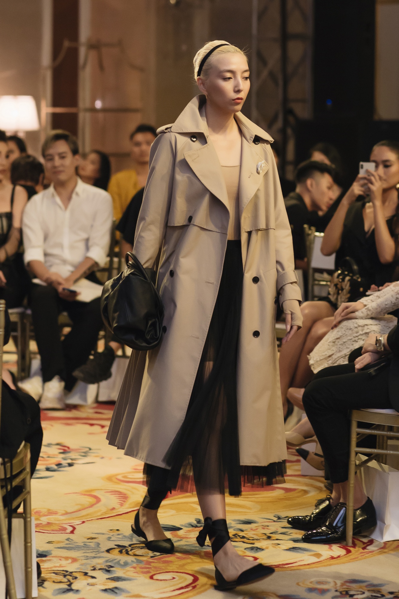 Tang Thanh Ha di xem thoi trang anh 17