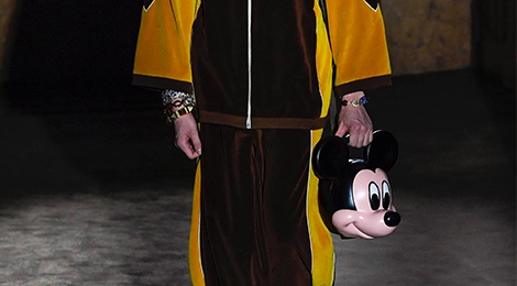 Nguoi mau mang dau chuot Mickey trong show thoi trang hinh anh