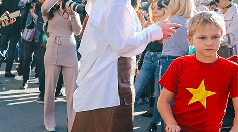 Ao in co do sao vang xuat hien tai tuan le thoi trang Paris hinh anh