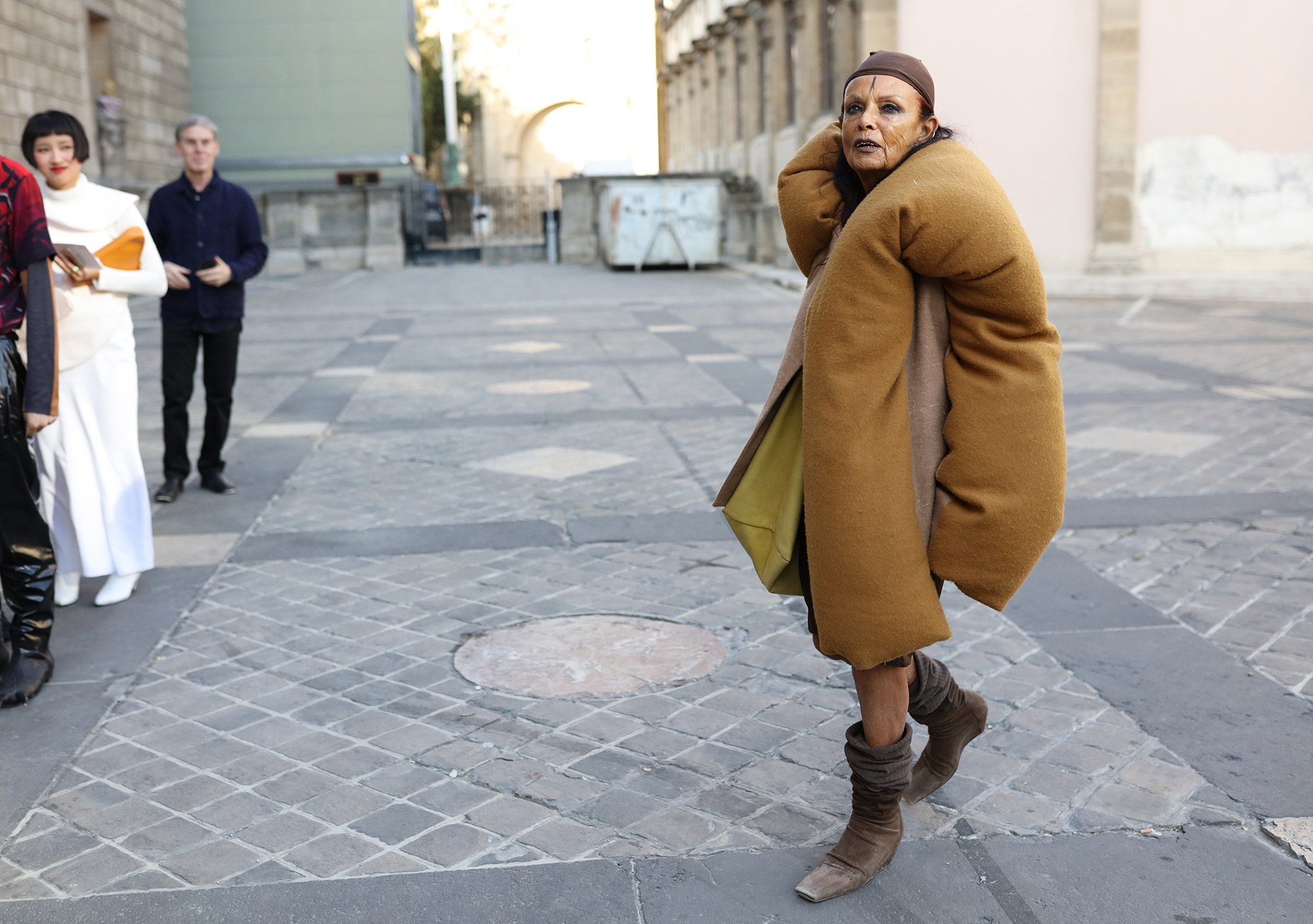 Trang phuc sanh dieu tai tuan le thoi trang anh 2