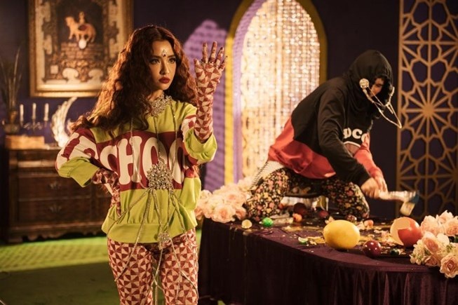 Dong Nhi dien do giong Ho Ngoc Ha trong MV moi anh 5