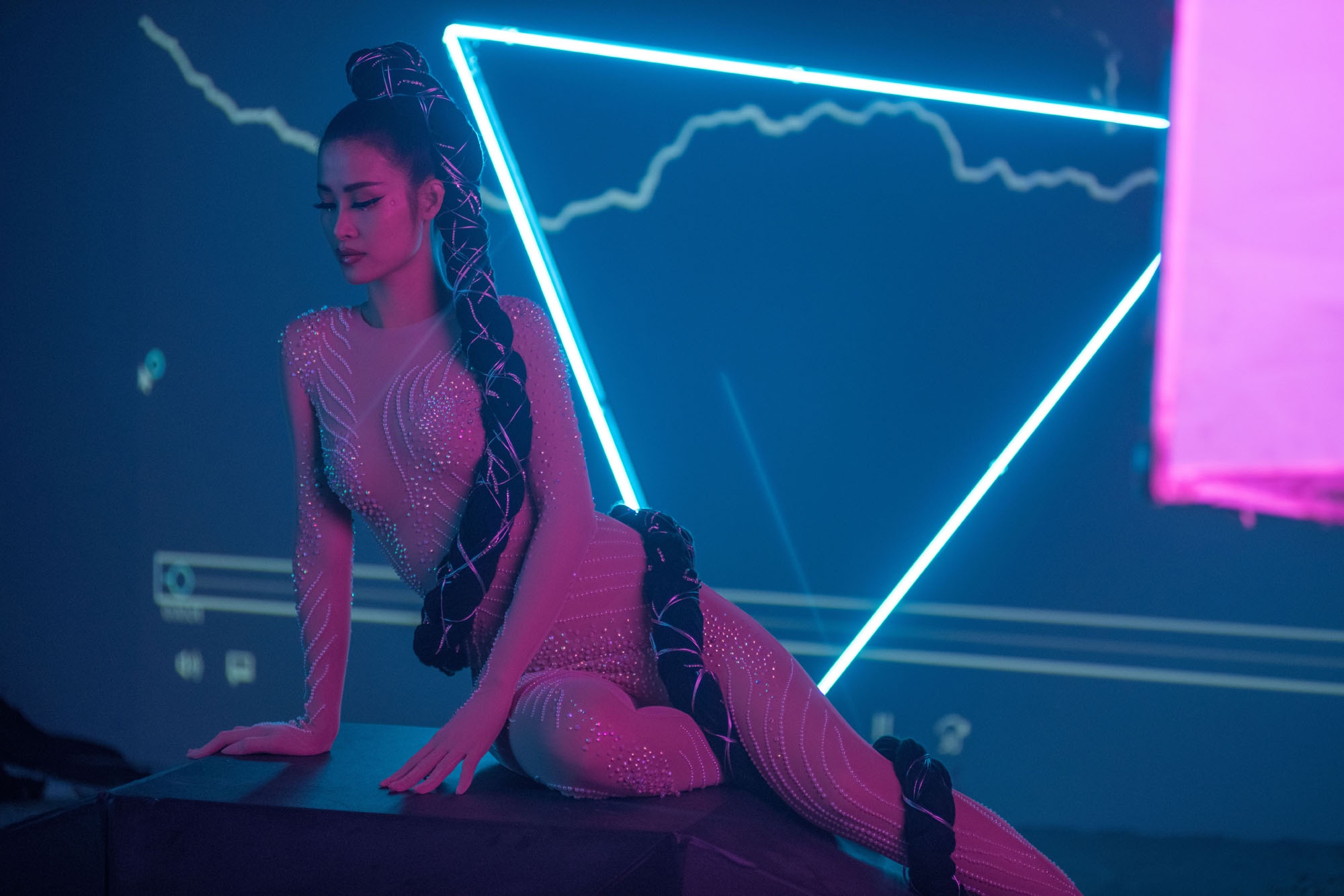 Dong Nhi dien do giong Ho Ngoc Ha trong MV moi anh 7