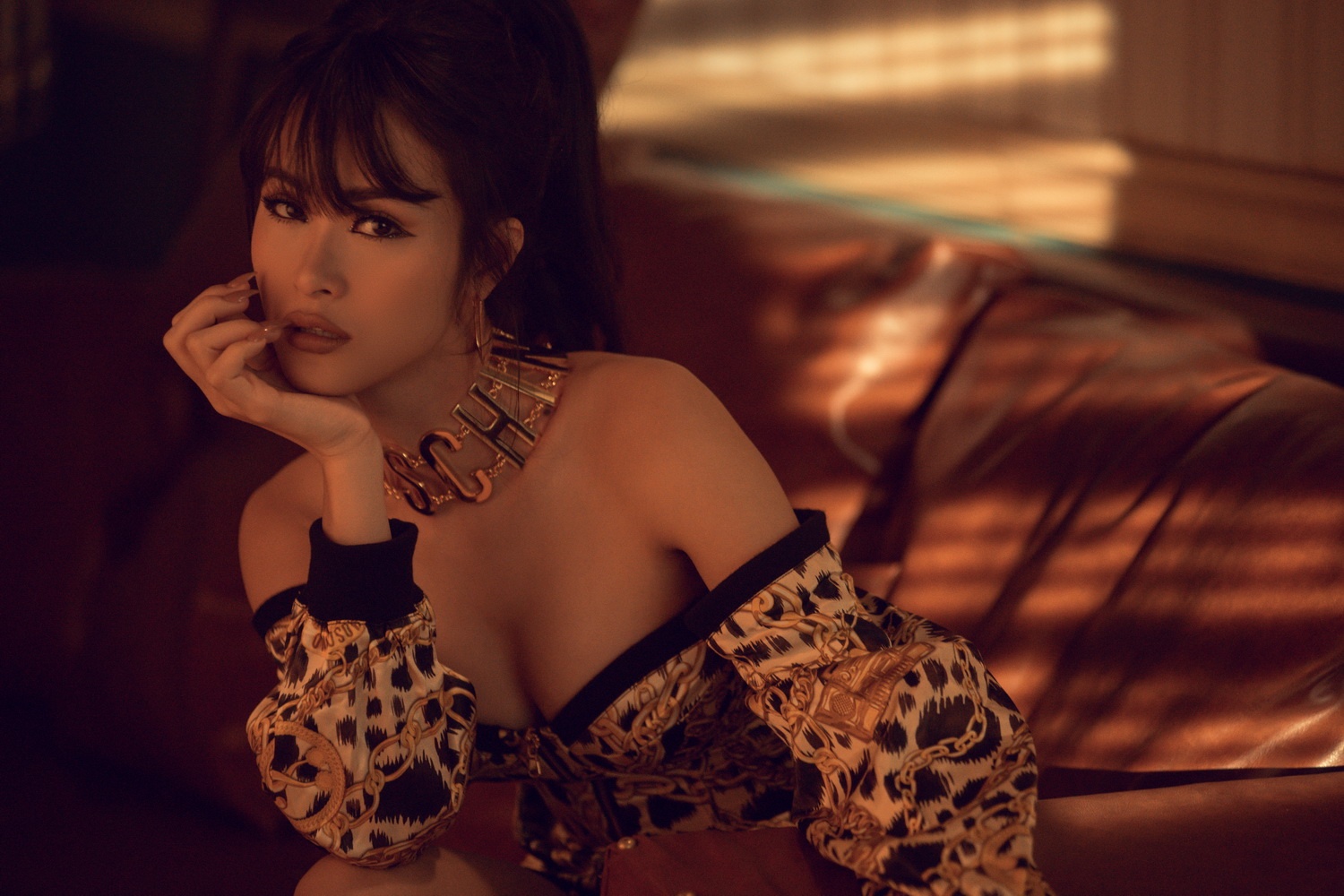 Dong Nhi dien do giong Ho Ngoc Ha trong MV moi anh 1