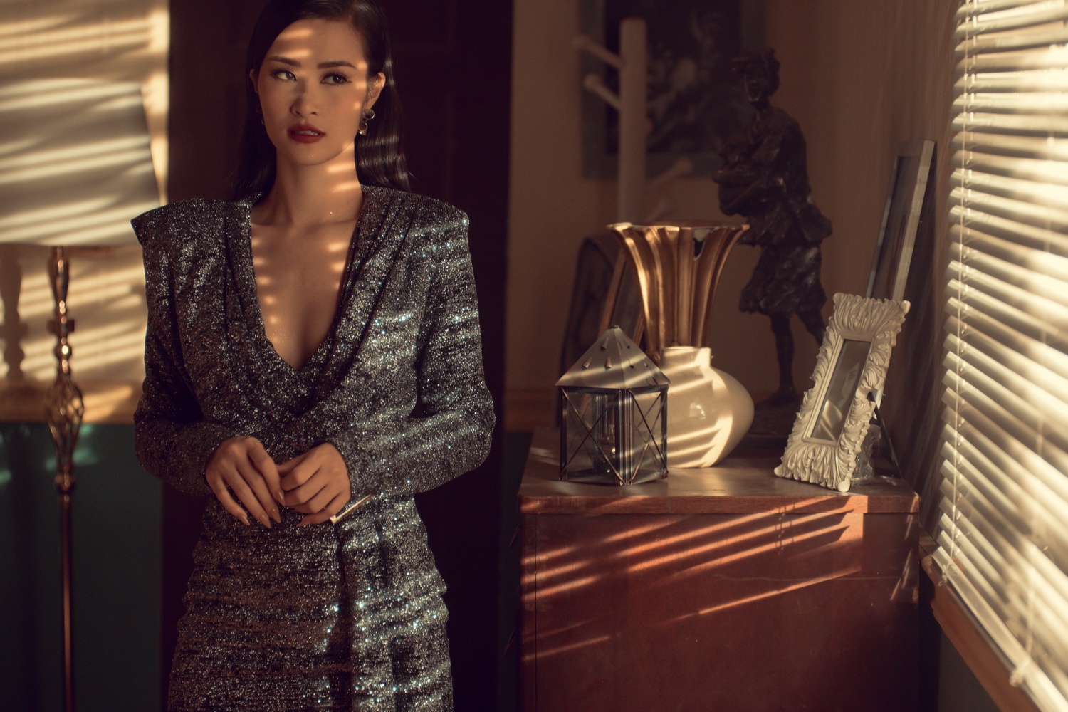 Dong Nhi dien do giong Ho Ngoc Ha trong MV moi anh 9