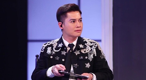 Host Nam Trung an mac khong thua kem dan HLV tai The Face 2018 hinh anh