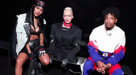 Robot Sophia ngoi hang ghe dau o show thoi trang Alexander Wang hinh anh