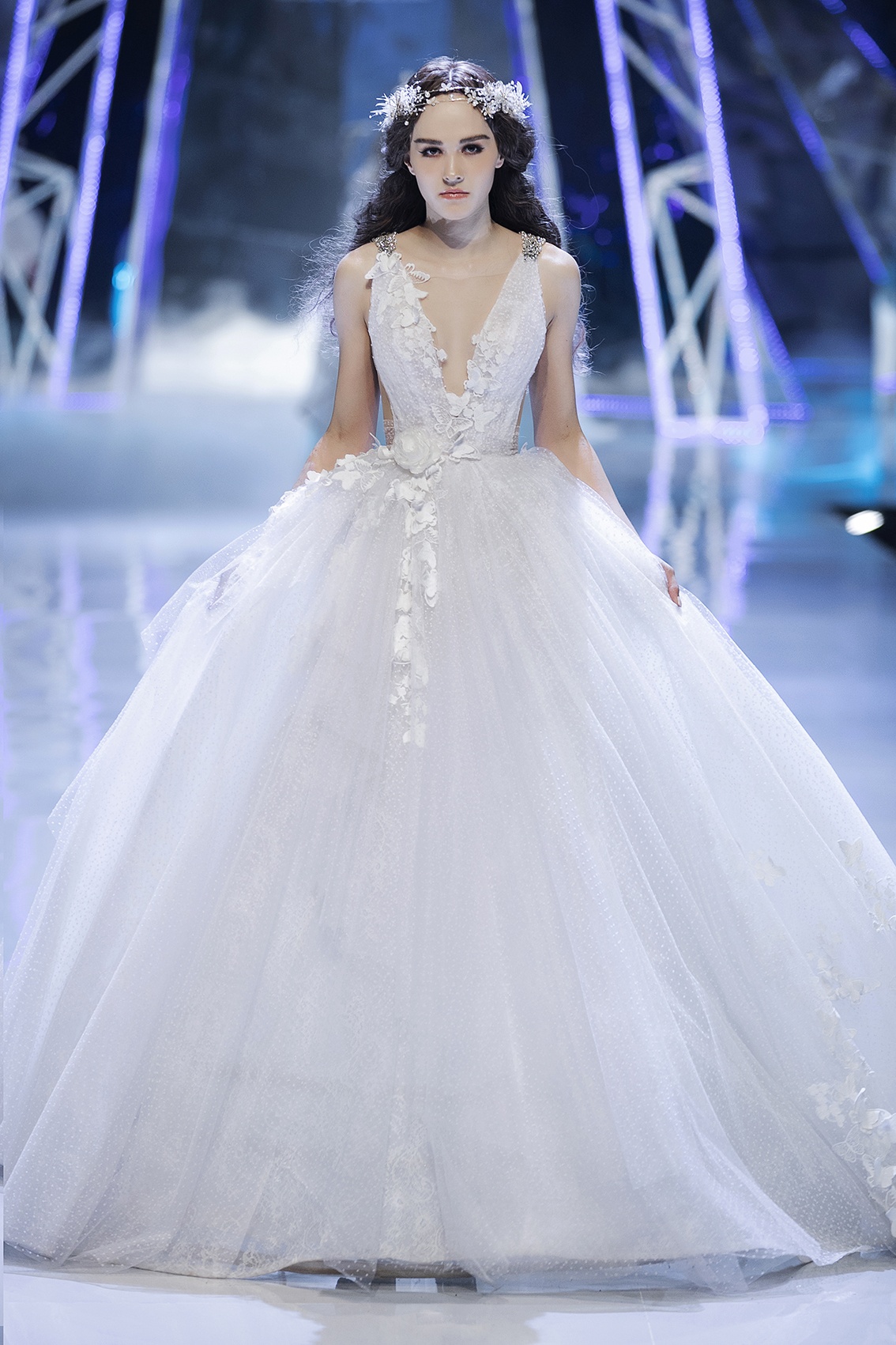 Tieu Vy trinh dien trong show thoi trang anh 9