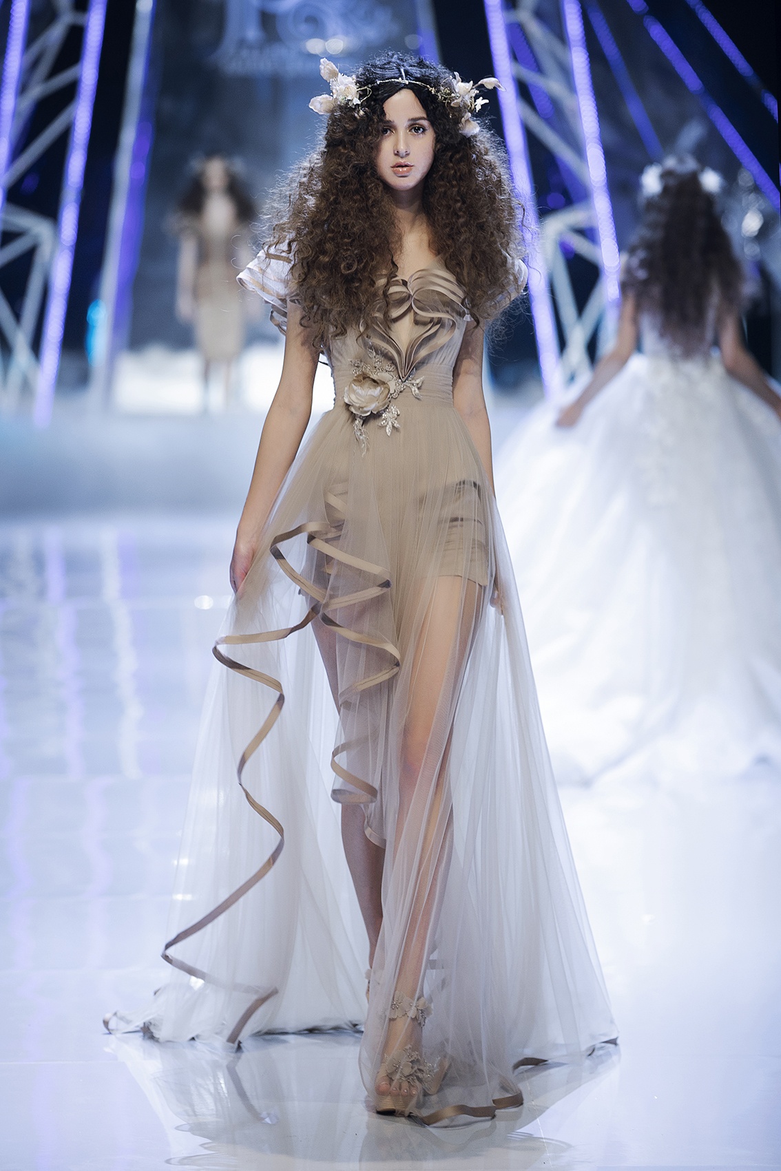 Tieu Vy trinh dien trong show thoi trang anh 10