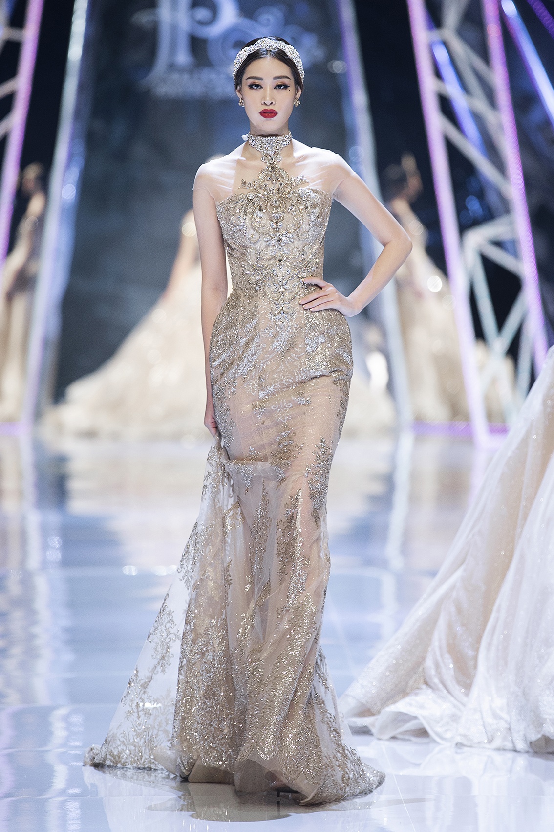 Tieu Vy trinh dien trong show thoi trang anh 13