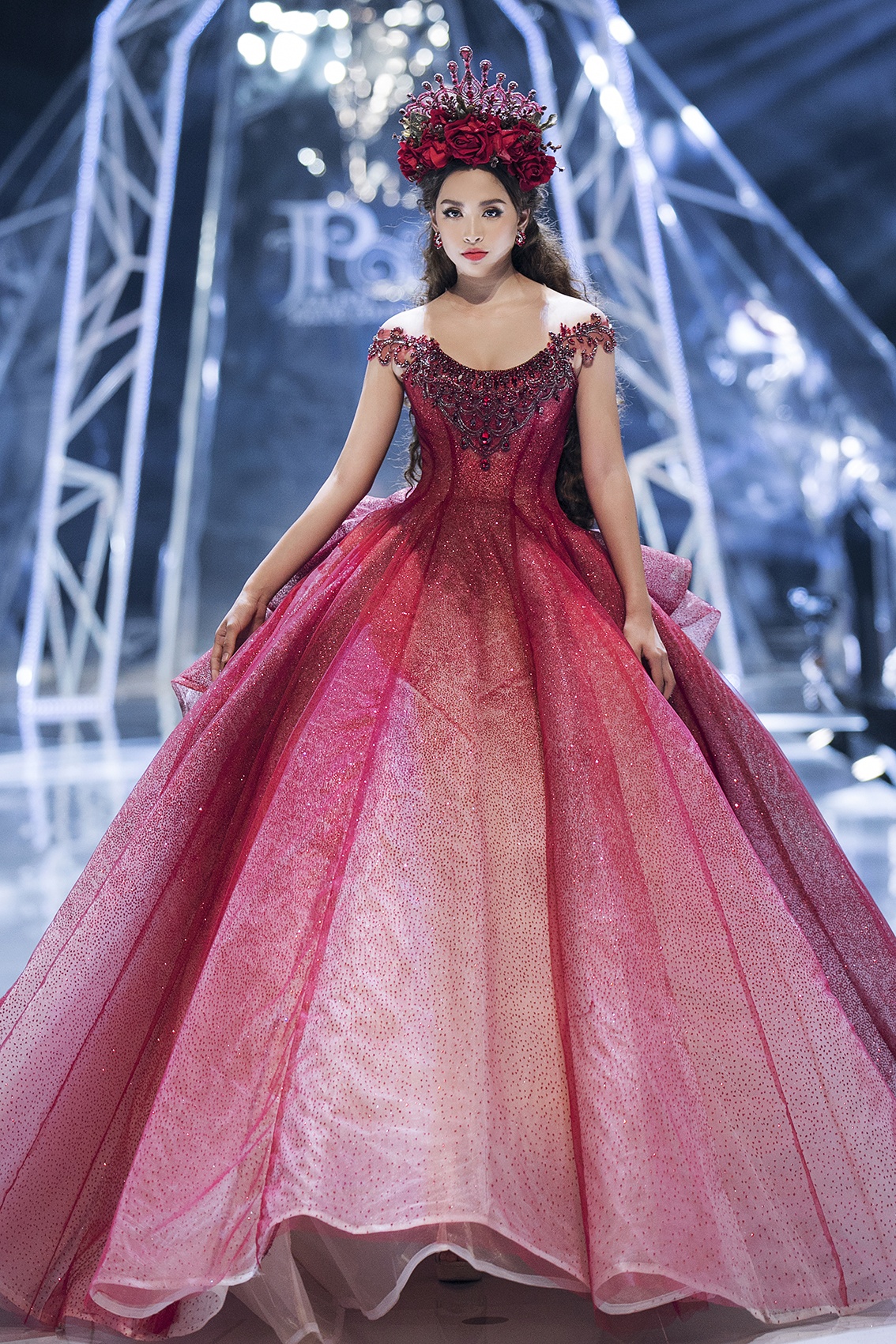 Tieu Vy trinh dien trong show thoi trang anh 1