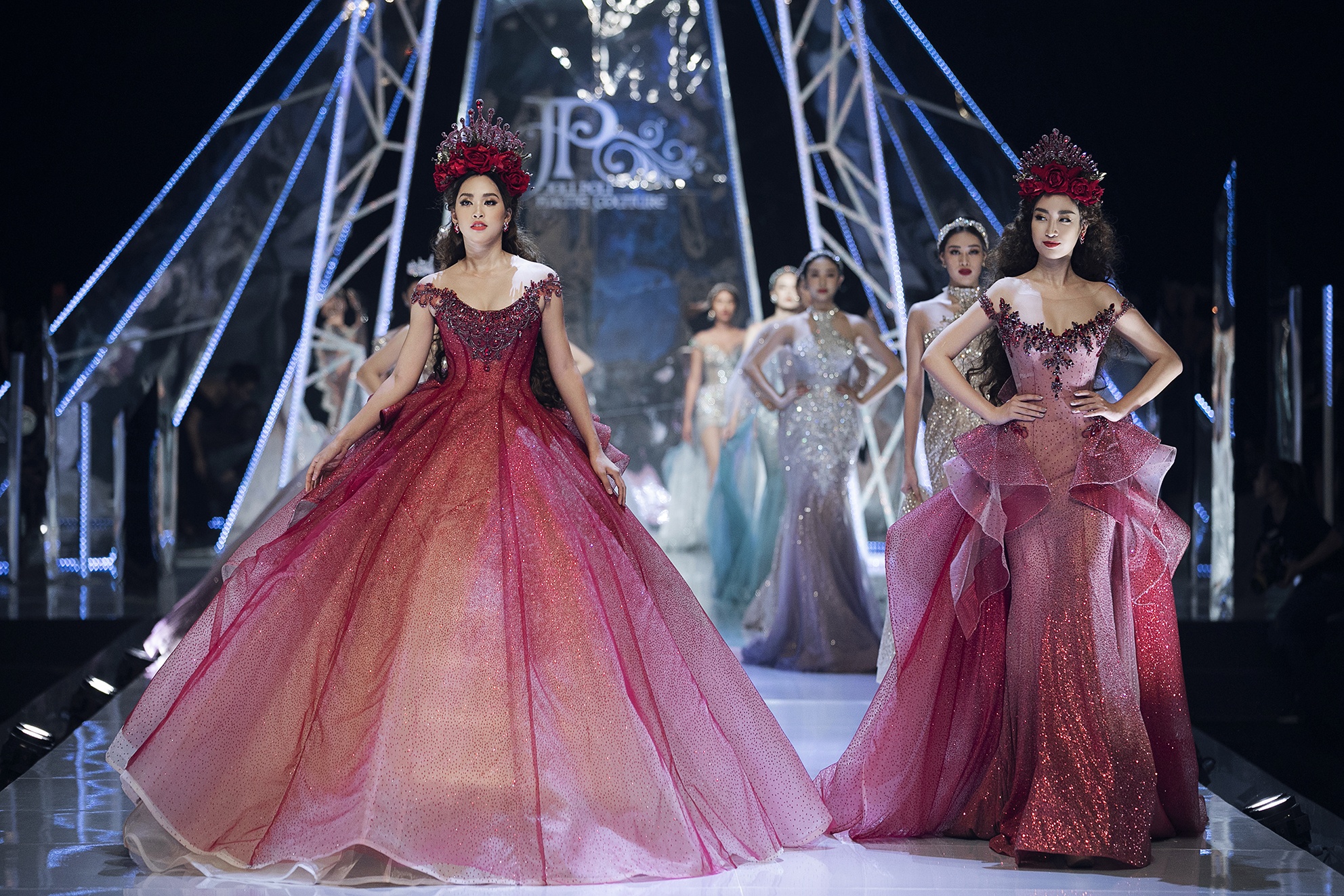 Tieu Vy trinh dien trong show thoi trang anh 2