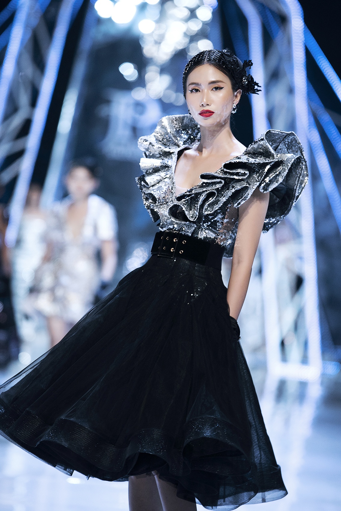 Tieu Vy trinh dien trong show thoi trang anh 7