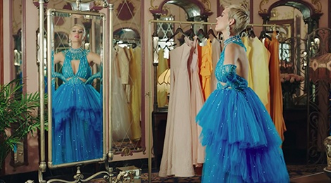 Katy Perry tiep tuc mac thiet ke cua Cong Tri trong MV 'Immoral Flame' hinh anh