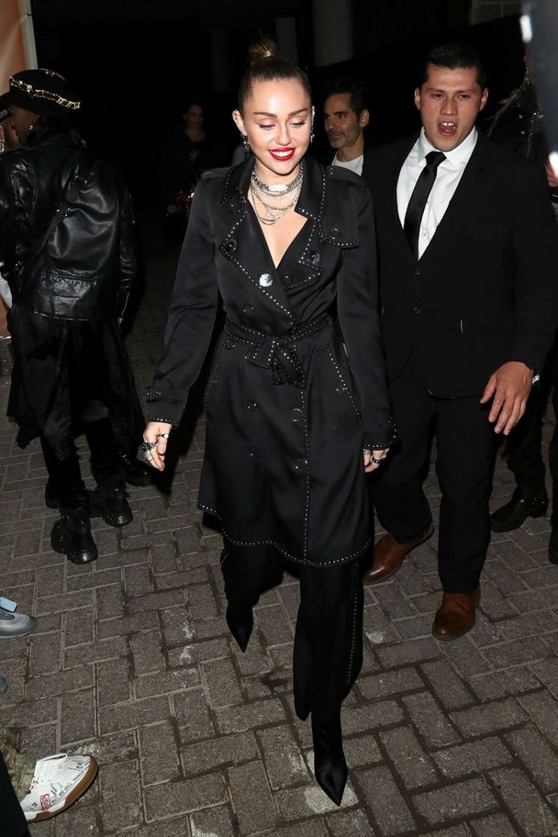 Gout thời trang sành điệu của Miley Cyrus ảnh 2 Gout thoi trang sanh dieu cua Miley Cyrus anh 2