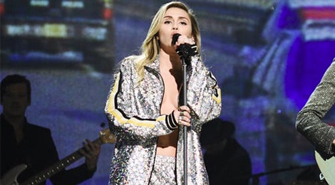 Bo trang phuc ho hang cua Miley Cyrus gay tranh cai hinh anh