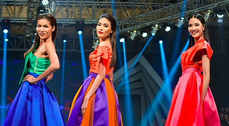 Lan Khue, Minh Tu va Hoang Thuy 'dung do' tren san dien thoi trang hinh anh