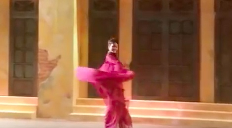 H'Hen Nie xoay vay trong show thoi trang hinh anh