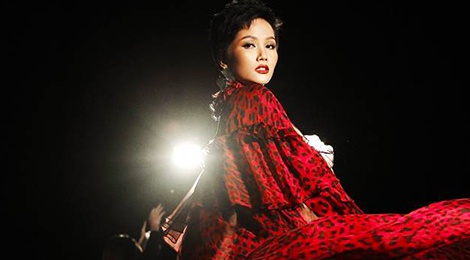 H'Hen Nie tai hien man xoay vay kinh dien tren san catwalk hinh anh