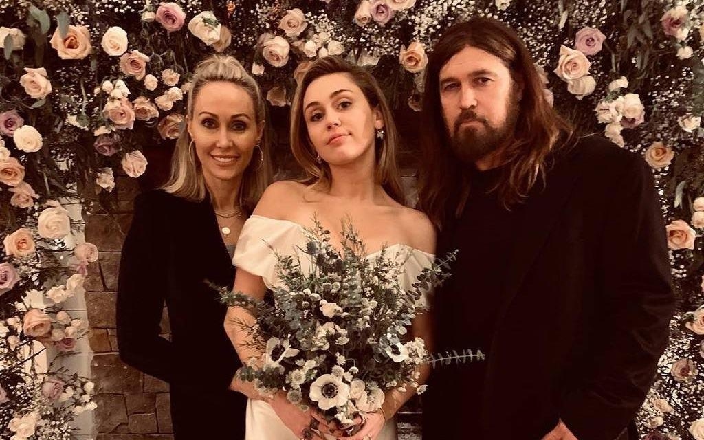 Miley Cyrus dep quyen ru trong ngay trong dai voi vay cuoi toi gian hinh anh