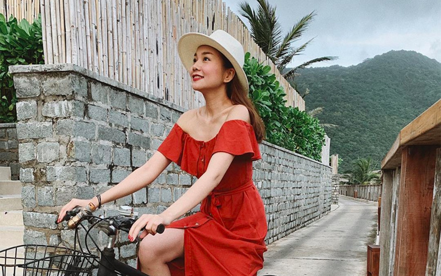 Sao Viet dien trang phuc the nao nhung ngay cuoi nam? hinh anh