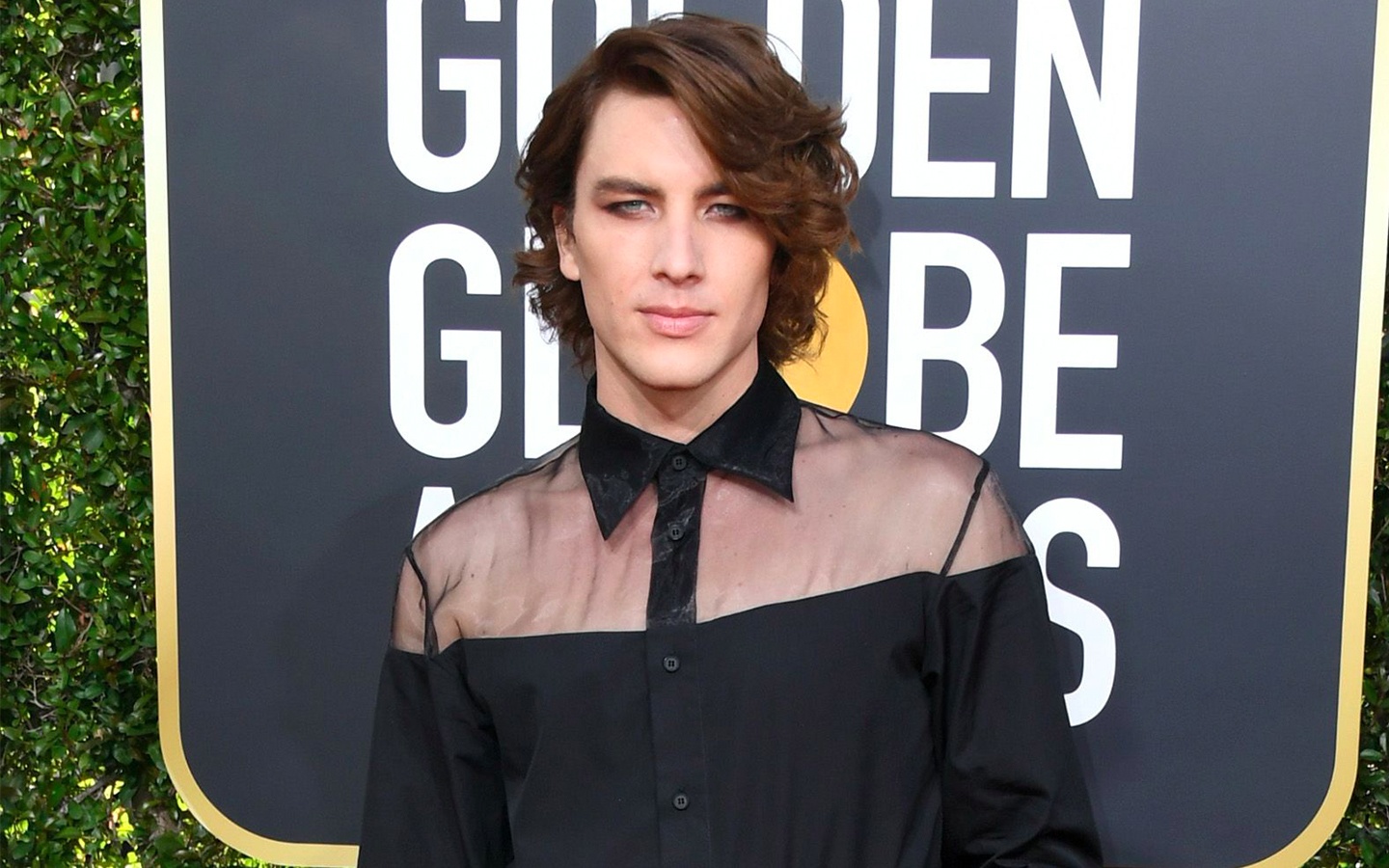 Nam dien vien mac ao xuyen thau, di giay cao got o Qua cau vang hinh anh