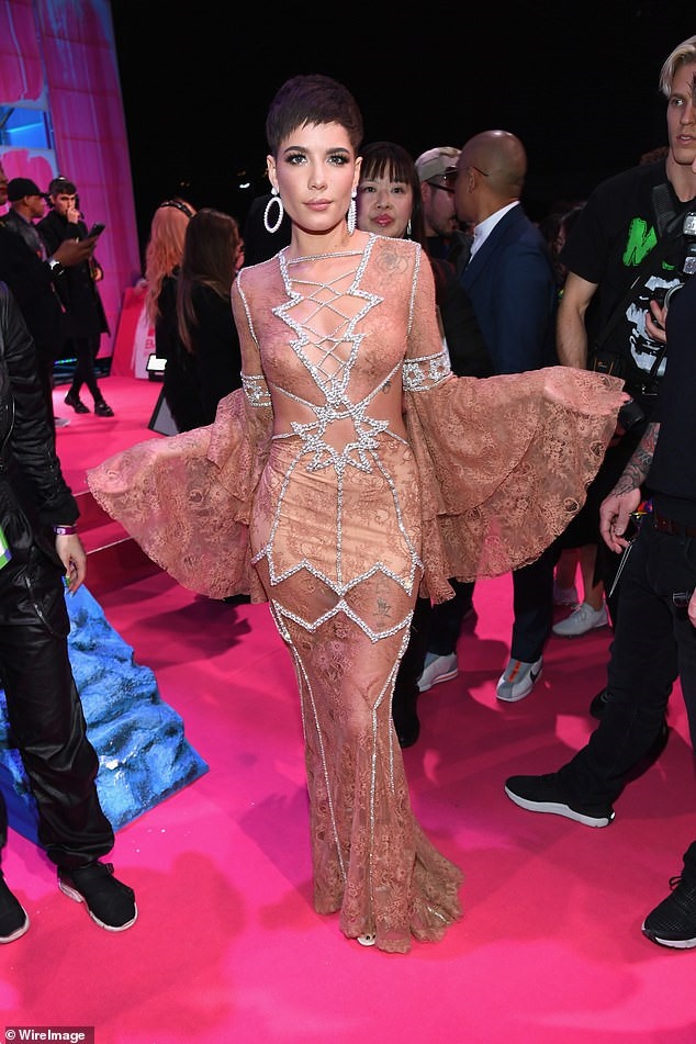 Trang phuc tham hoa nam 2018 anh 10