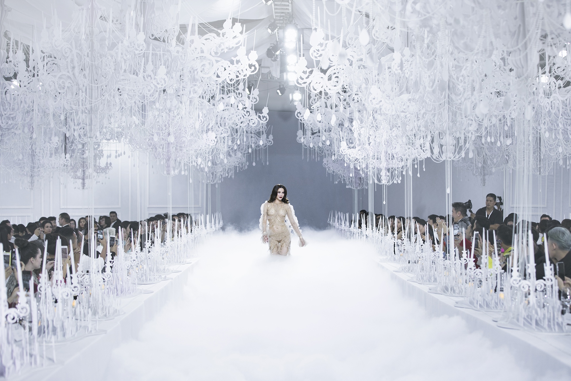 Ha Ho xuat hien ket man show dien thoi trang anh 8