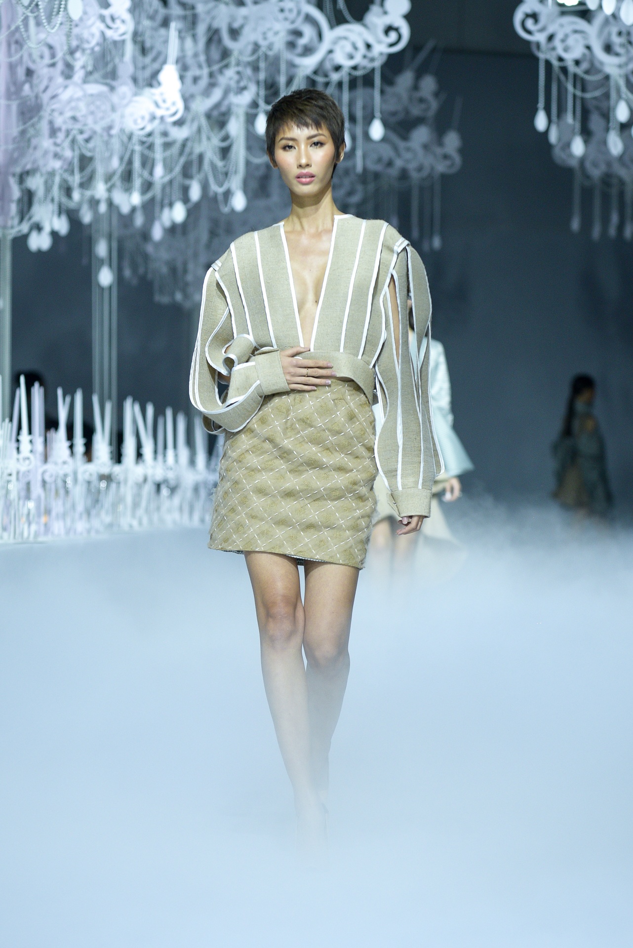 Ha Ho xuat hien ket man show dien thoi trang anh 9