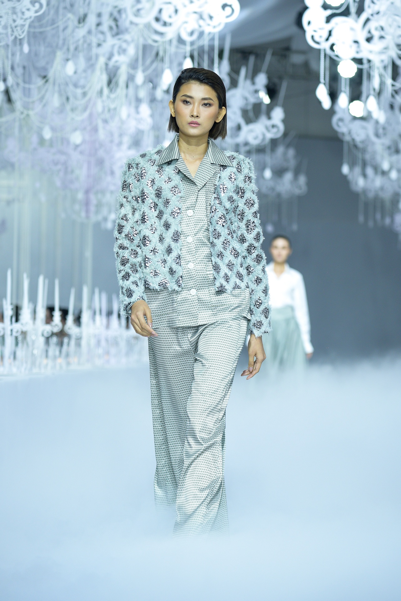 Ha Ho xuat hien ket man show dien thoi trang anh 10