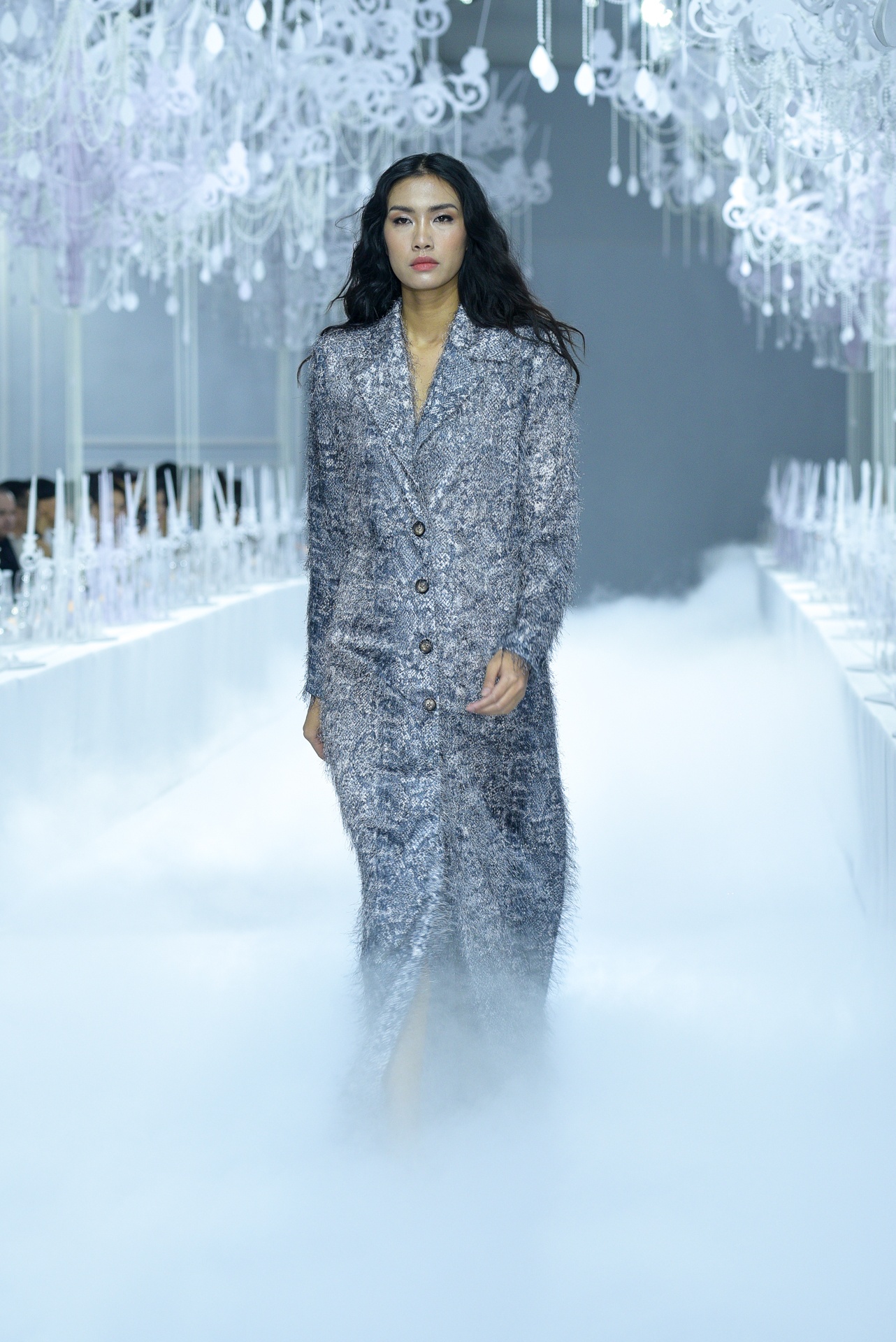 Ha Ho xuat hien ket man show dien thoi trang anh 11