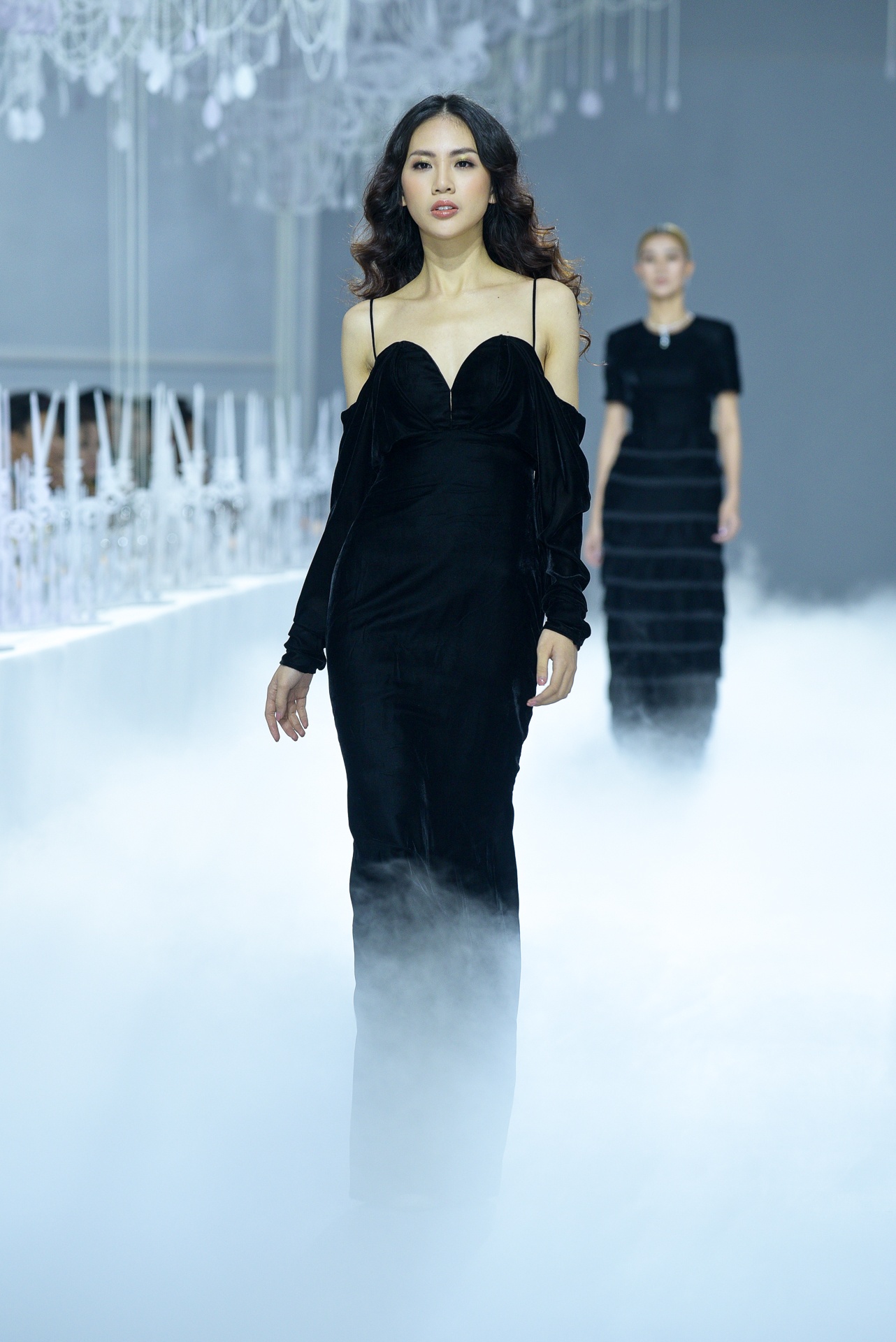 Ha Ho xuat hien ket man show dien thoi trang anh 12