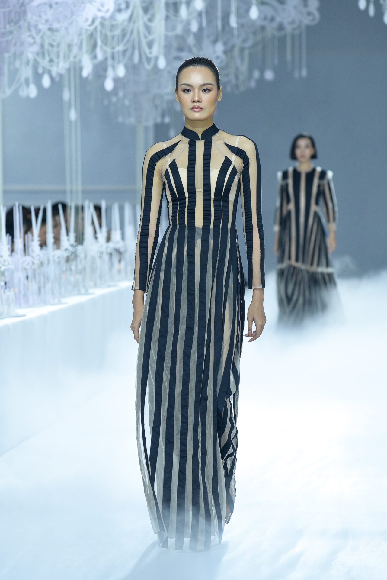 Ha Ho xuat hien ket man show dien thoi trang anh 13