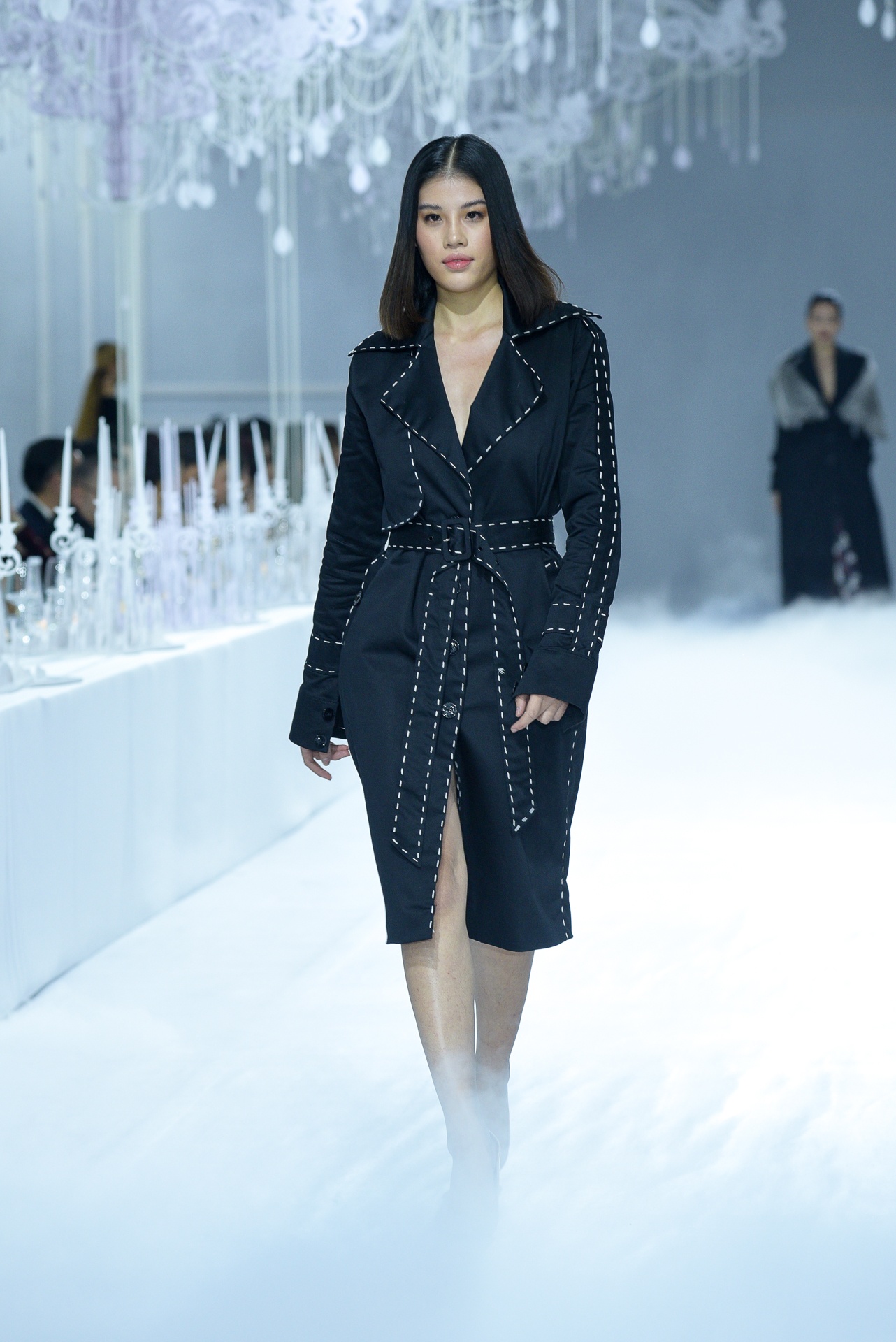 Ha Ho xuat hien ket man show dien thoi trang anh 14