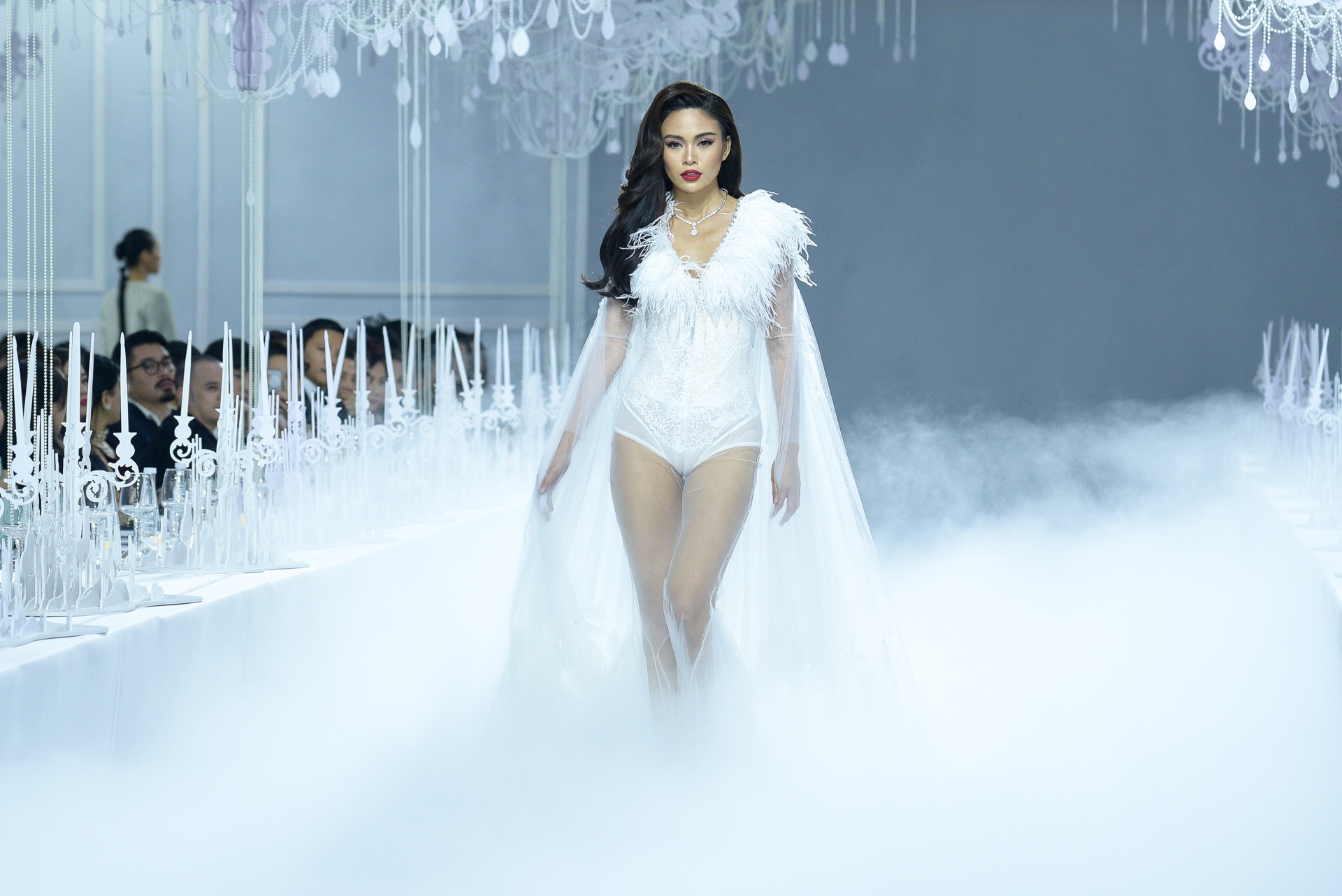 Ha Ho xuat hien ket man show dien thoi trang anh 6