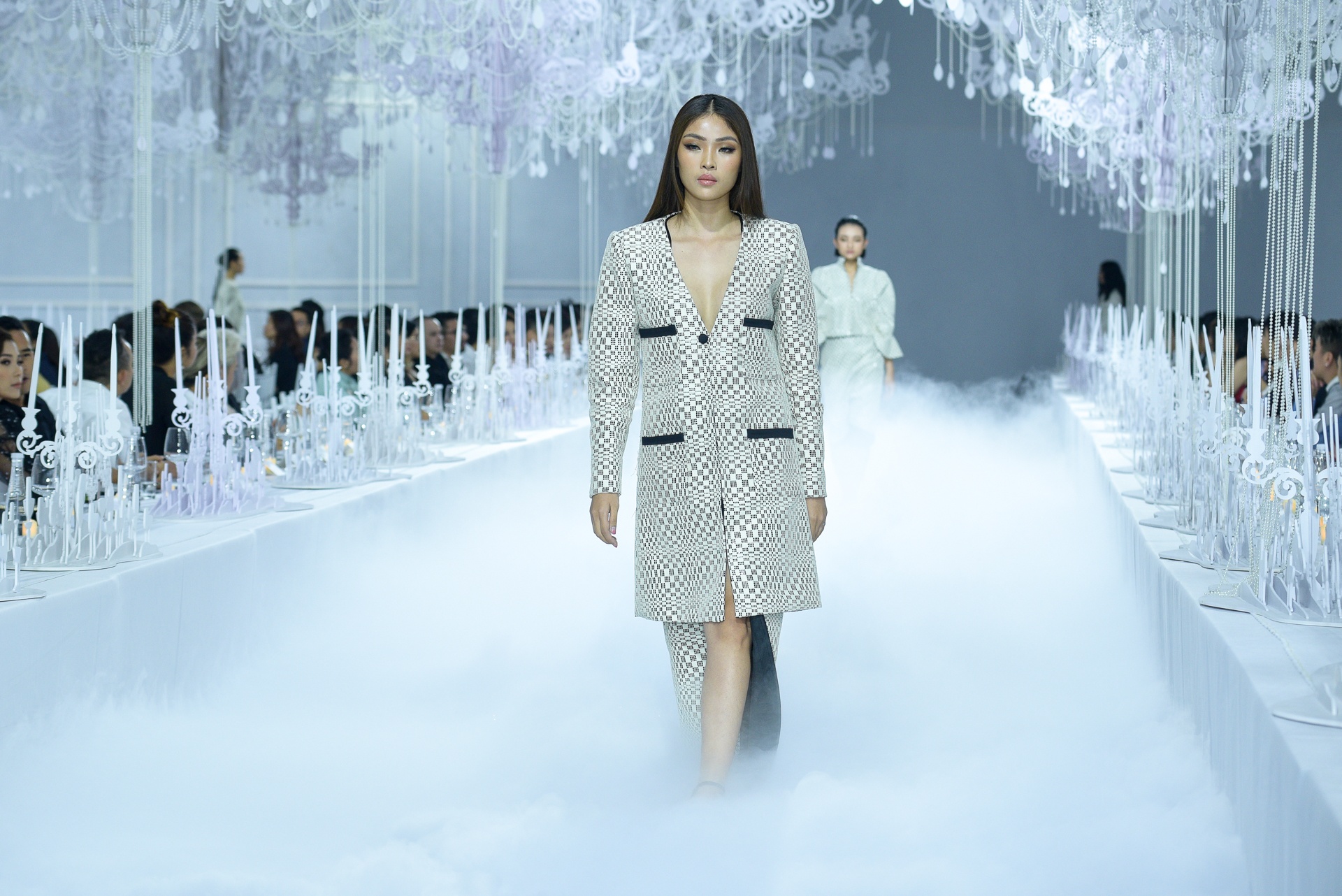 Ha Ho xuat hien ket man show dien thoi trang anh 16