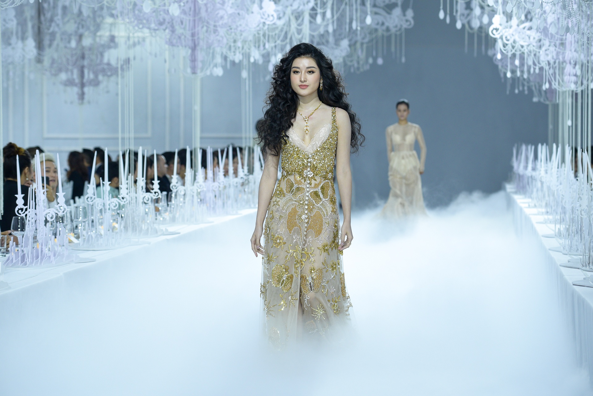 Ha Ho xuat hien ket man show dien thoi trang anh 7