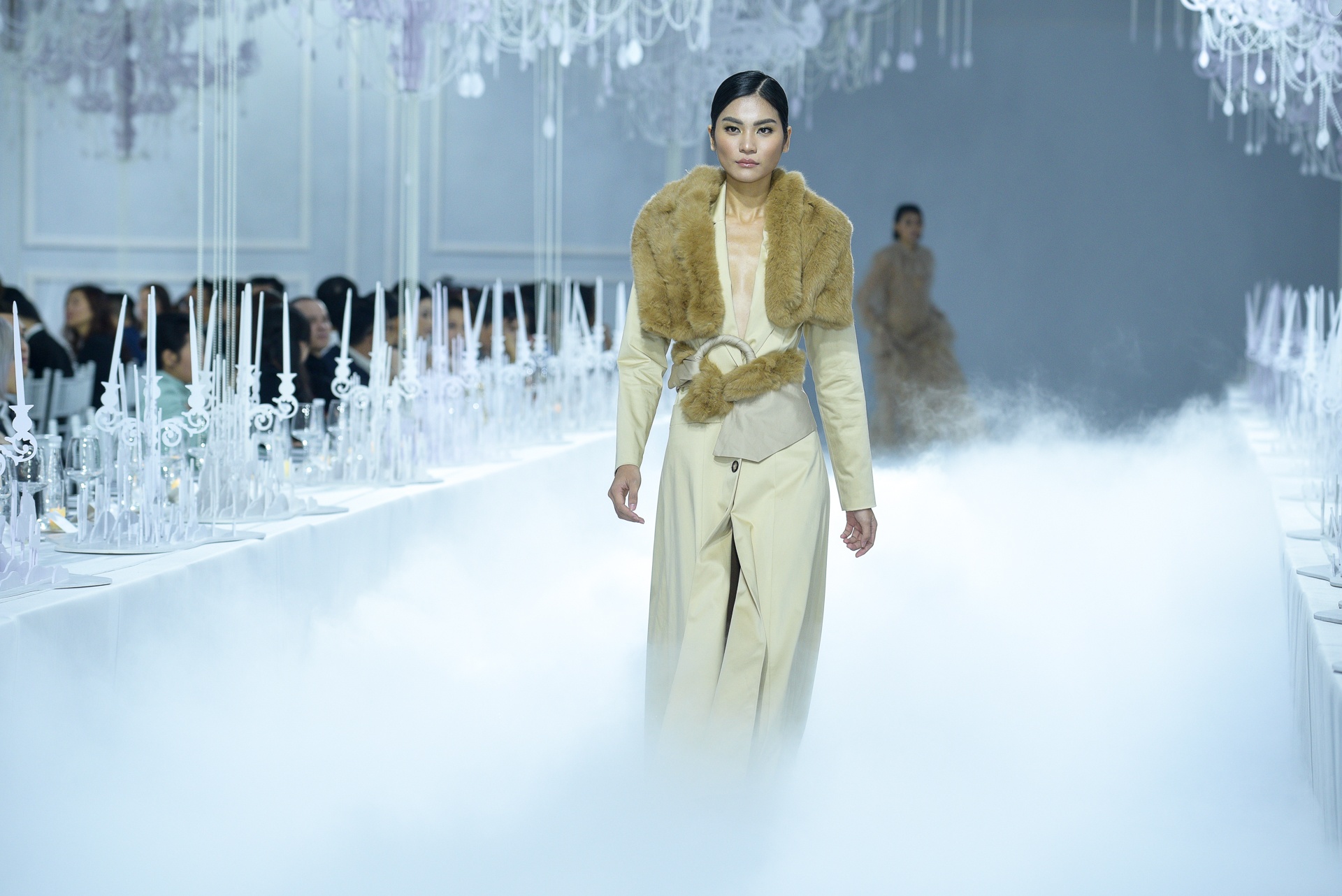 Ha Ho xuat hien ket man show dien thoi trang anh 17