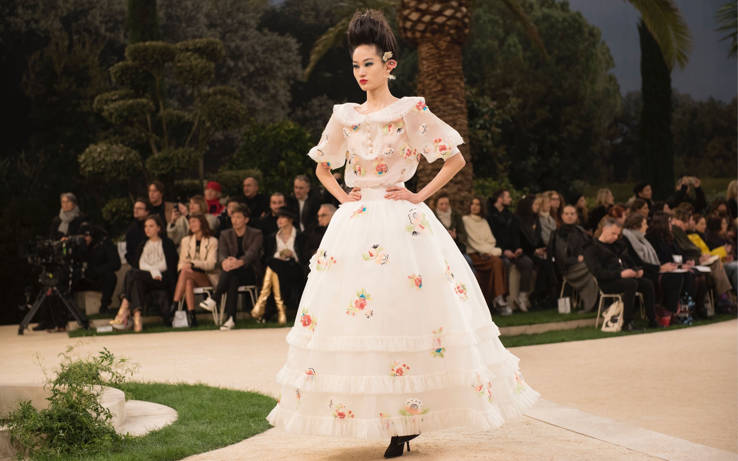Vi sao 'Bo gia' Karl Lagerfeld vang mat tai show thoi trang Chanel? hinh anh