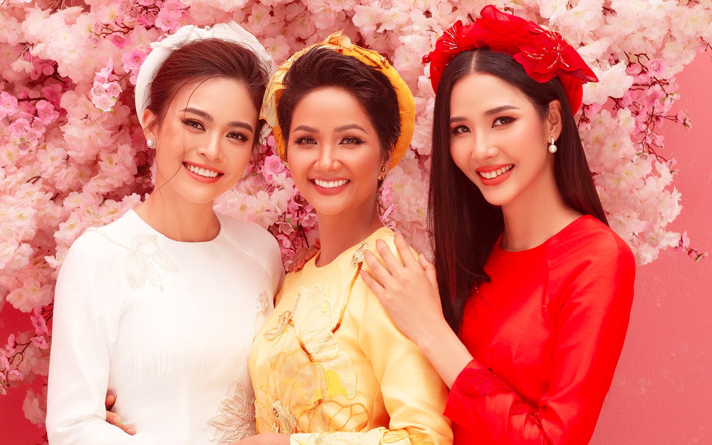 Dan Hoa hau, A hau chon mac mau ao dai nao don Tet? hinh anh