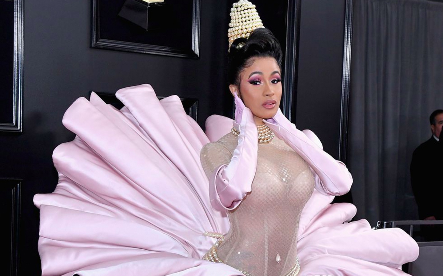 Bo canh doc la nhat tren tham do Grammy 2019 thuoc ve nha mot nao? hinh anh