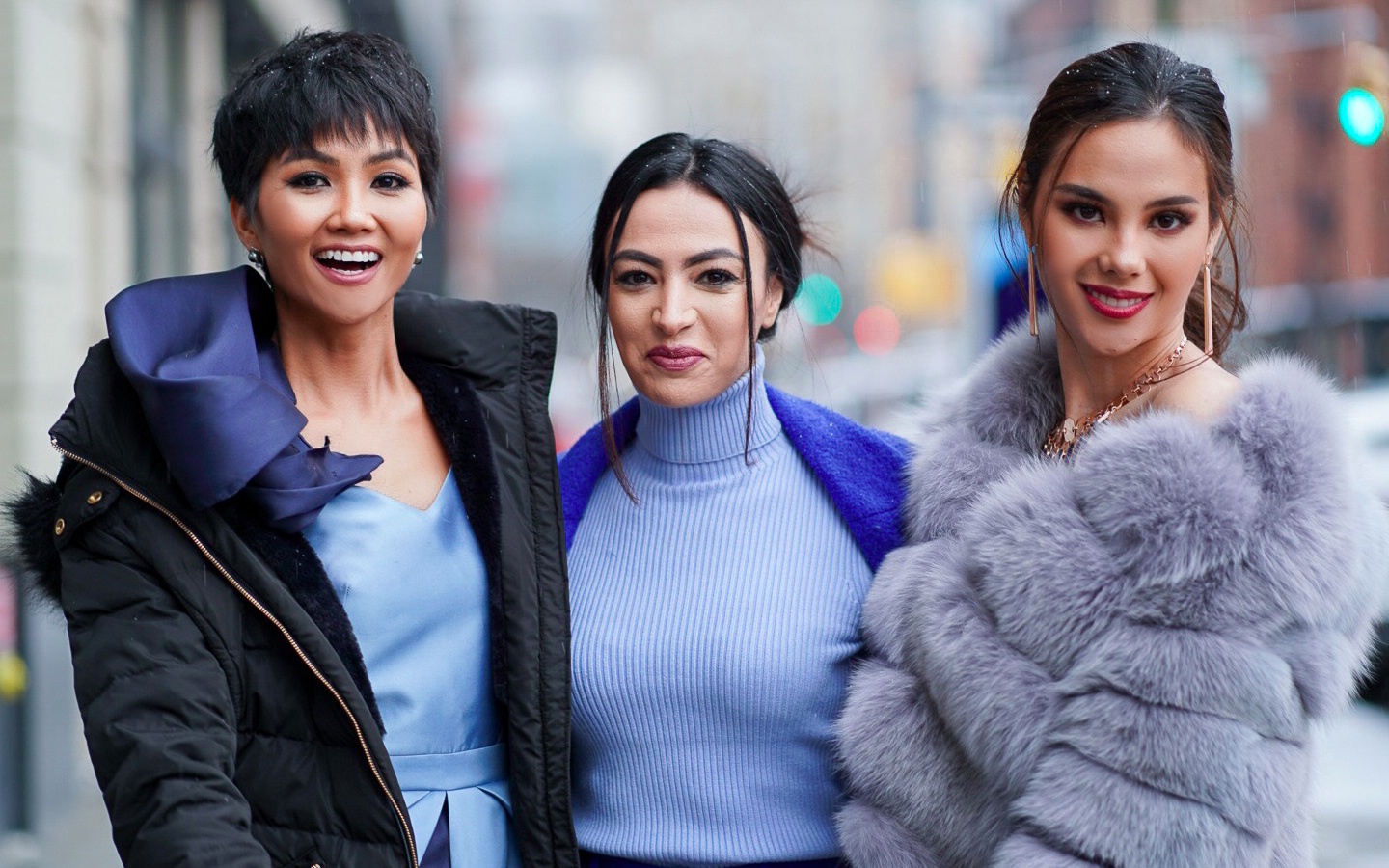 Phong do thoi trang giam sut cua H'Hen Nie tai New York hinh anh