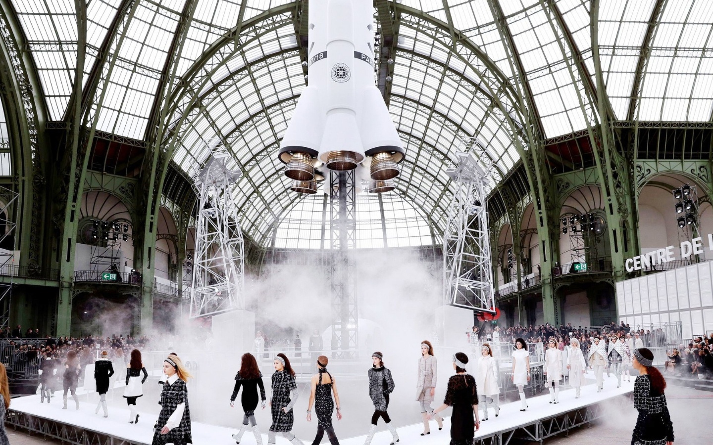 Chac se khong con ai sang tao ra cac runway vi dai nhu Karl Lagerfeld hinh anh
