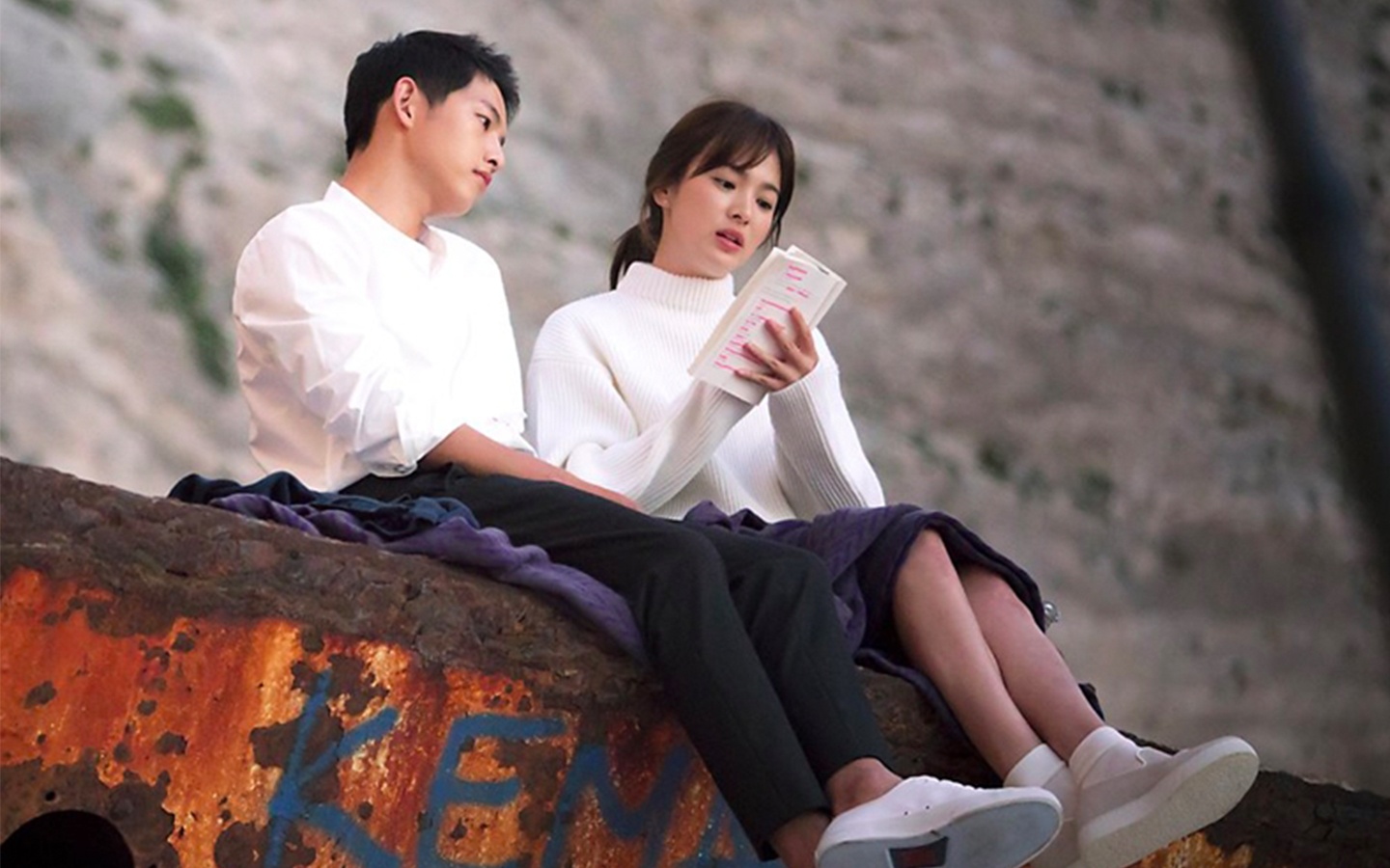 Khoanh khac thoi trang lang man cua Song Joong Ki - Song Hye Kyo hinh anh