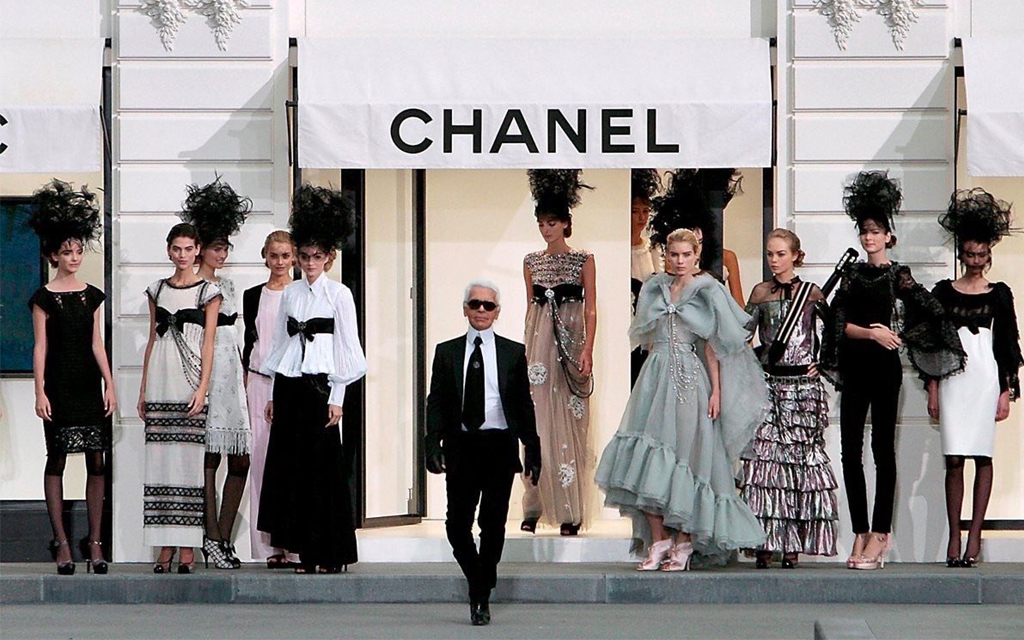 Can toi 2 giam doc nghe thuat de lam viec cua Karl Lagerfeld hinh anh