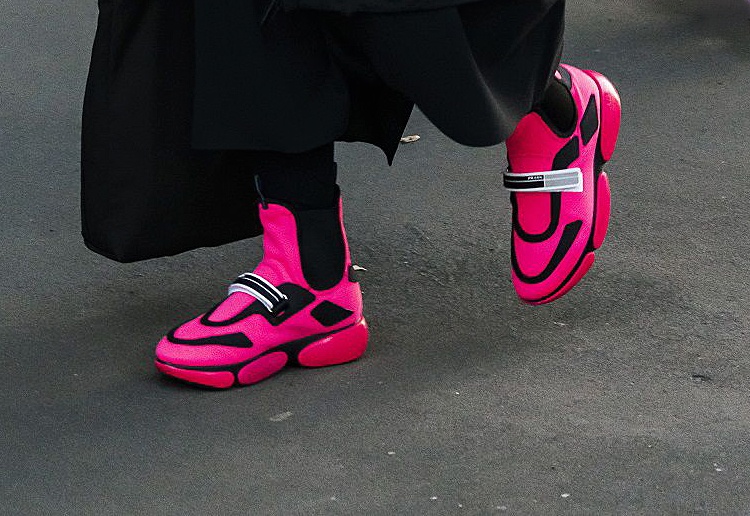 Mau sneakers nao an tuong nhat tuan le thoi trang Milan? hinh anh